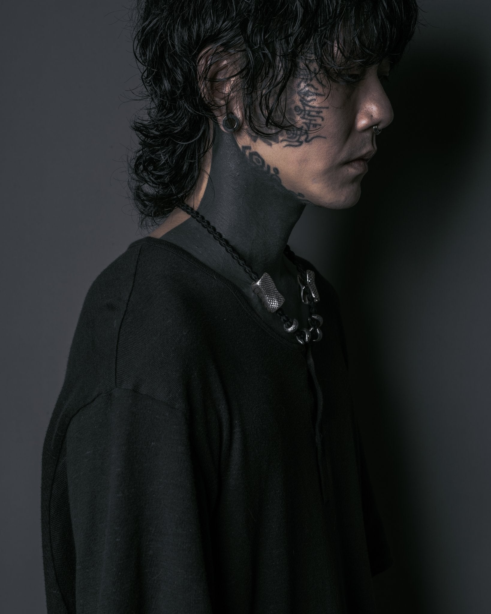 iN Necklace-Snake Scale 蛇紋項鍊 人像照 1
