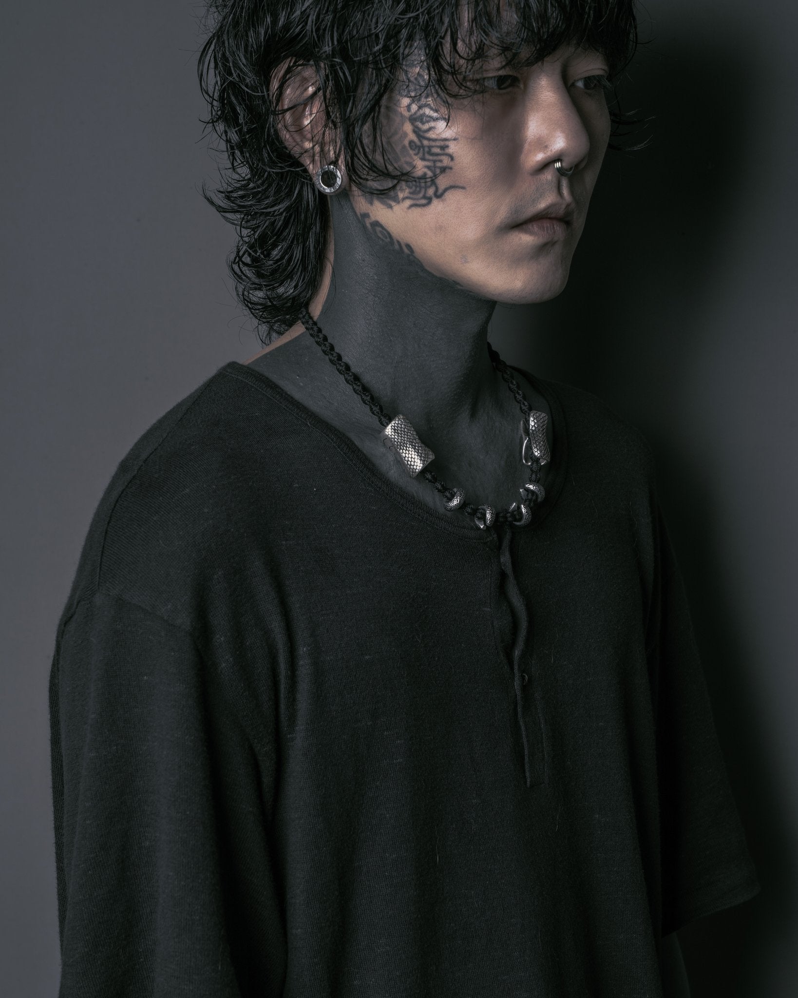 iN Necklace-Snake Scale 蛇紋項鍊 人像照 2